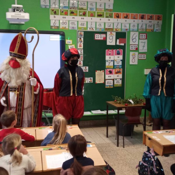 1B: Sint en Pietje Cor en Pietje Oona op bezoek