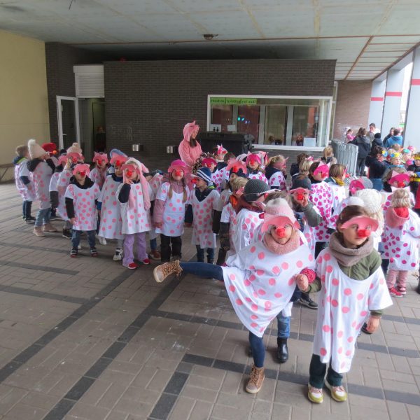 Carnaval vieren in de giraffenklas