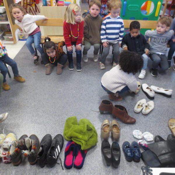 Thema schoenen in de bijtjesklas