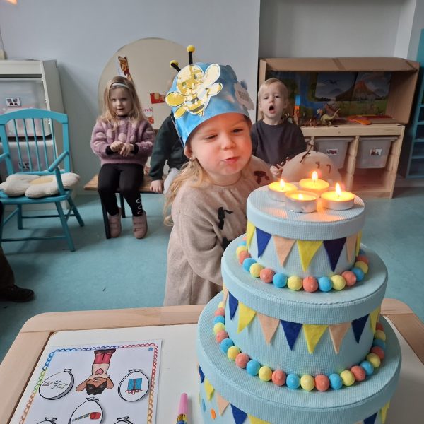 bijenklas: verjaardag Naémi