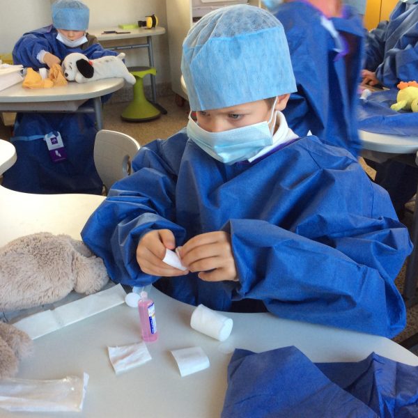 Verpleegster en dokter op bezoek