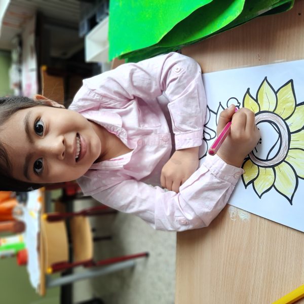 Uiltjesklas: " een zonnebloem en de groententuin voor mama"