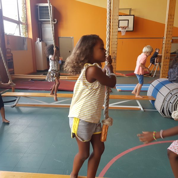 Eerste leerjaar maakt kennis met de vrienden en de sportzaal.
